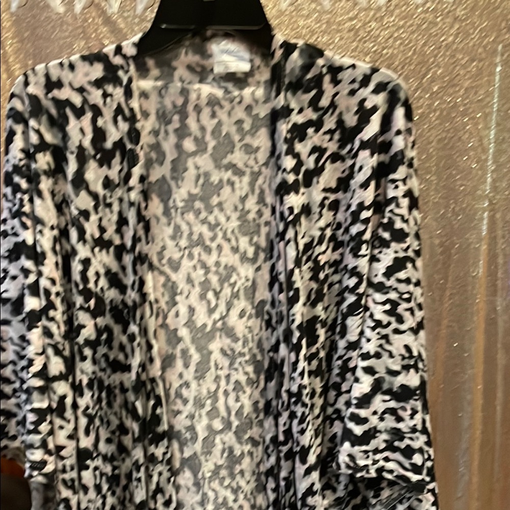 Women’s Black and White Patterned Open-Front Sweater/ cardigan